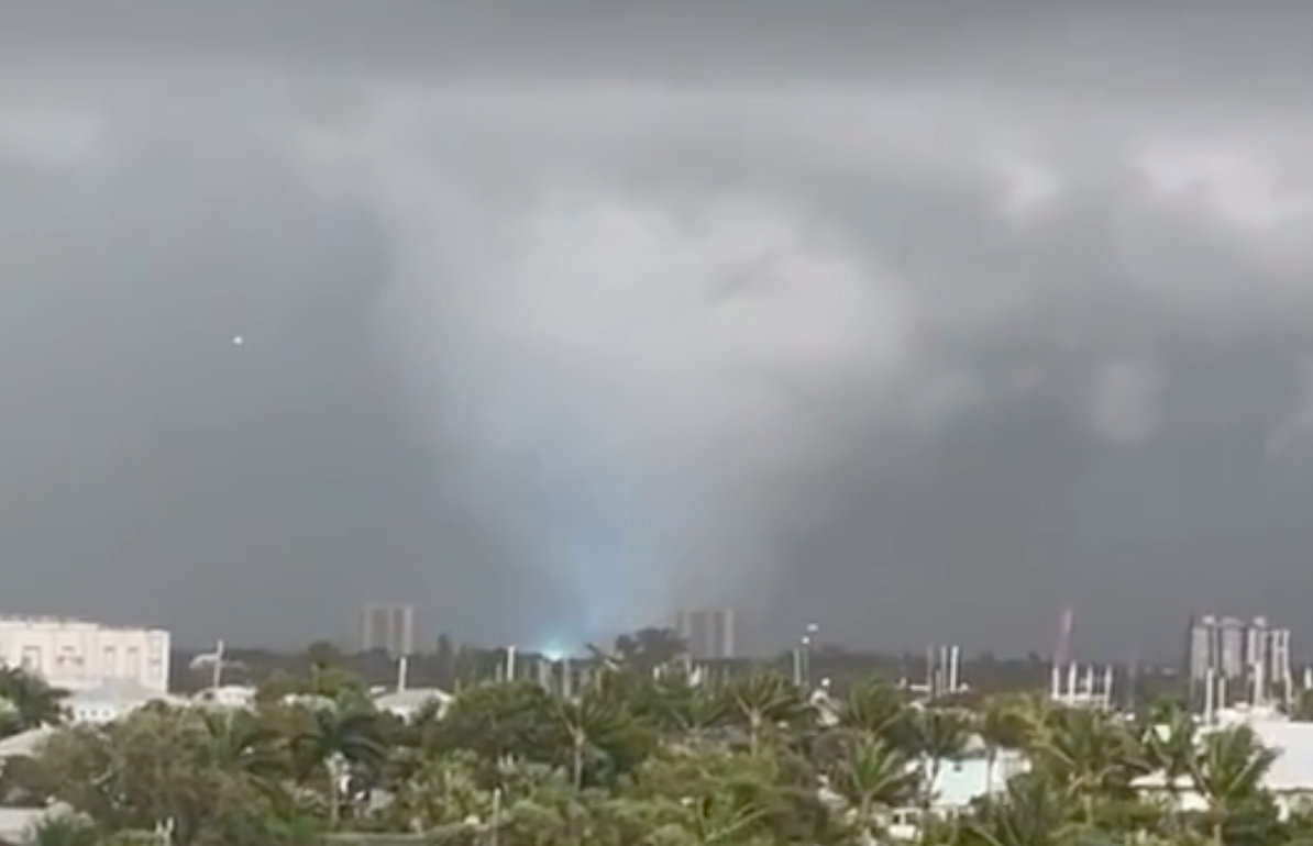 Florida Beach: Waterspout Turns Into Tornado And Sends Beachgoers ...